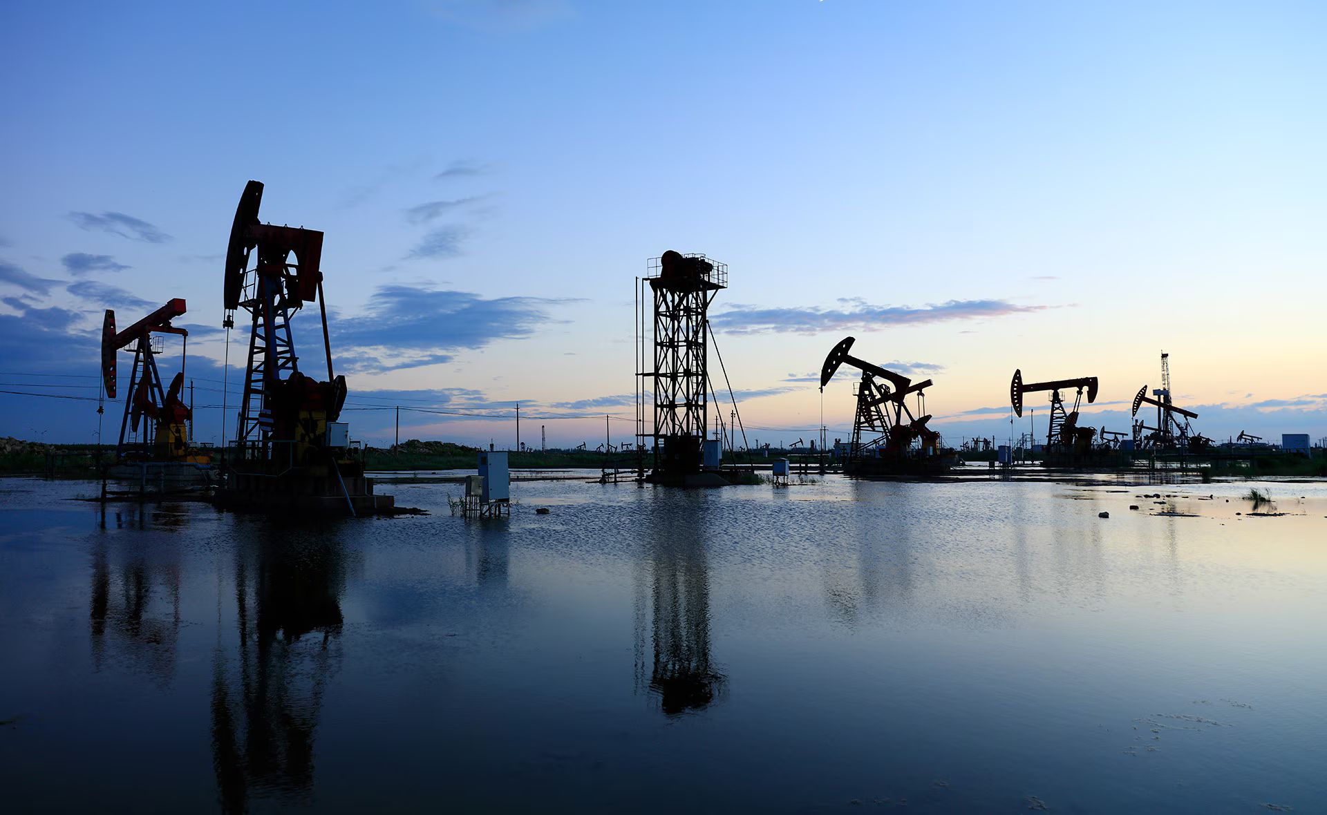 Petróleo mantiene fuerte volatilidad por crisis en Medio Oriente; oro baja a US$4,282 por onza
