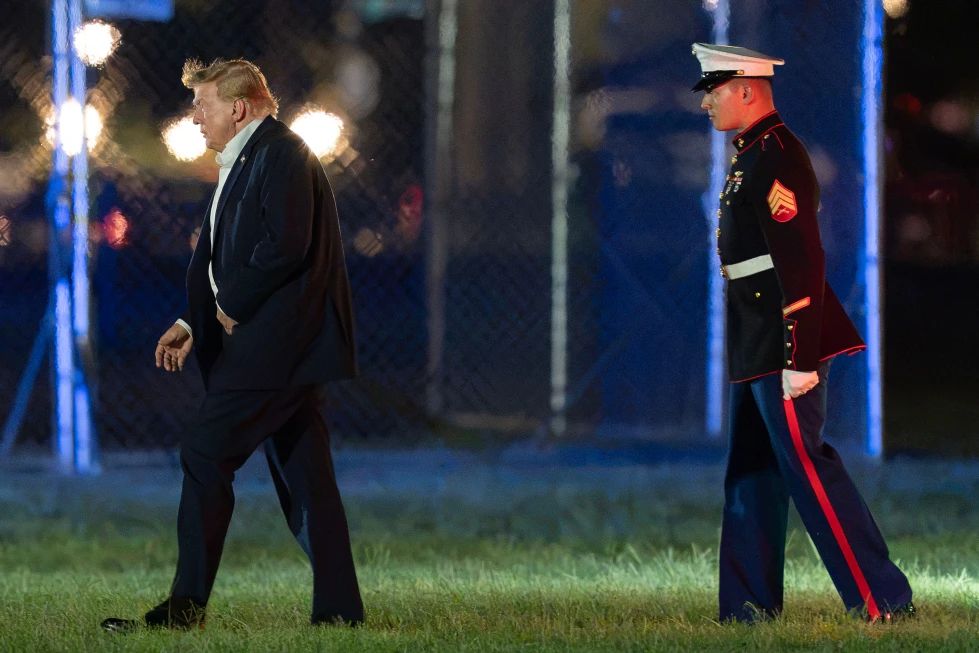 Trump ataca a la Corte Suprema tras revés a sus restricciones al voto por correo