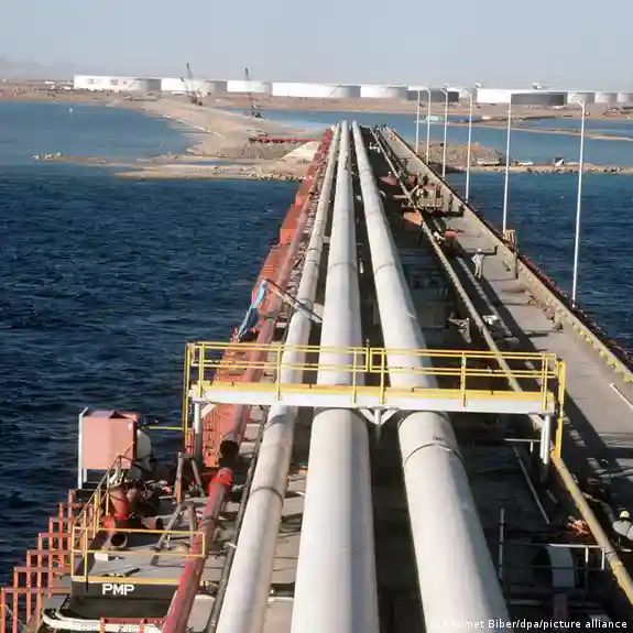 Cierre de oleoducto saudí eleva riesgo de petróleo a US$150 y amenaza con aumentar presión fiscal en RD