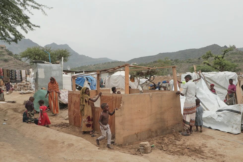 Ofensiva hutí dispara la crisis en Yemen; petróleo retrocede este jueves, pero continúa sobre los US$100