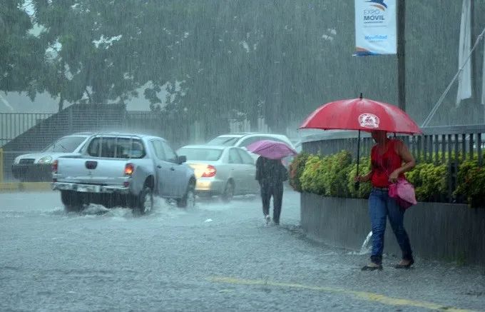 Onda tropical y vaguada provocarán fuertes lluvias y tormentas eléctricas en varias provincias
