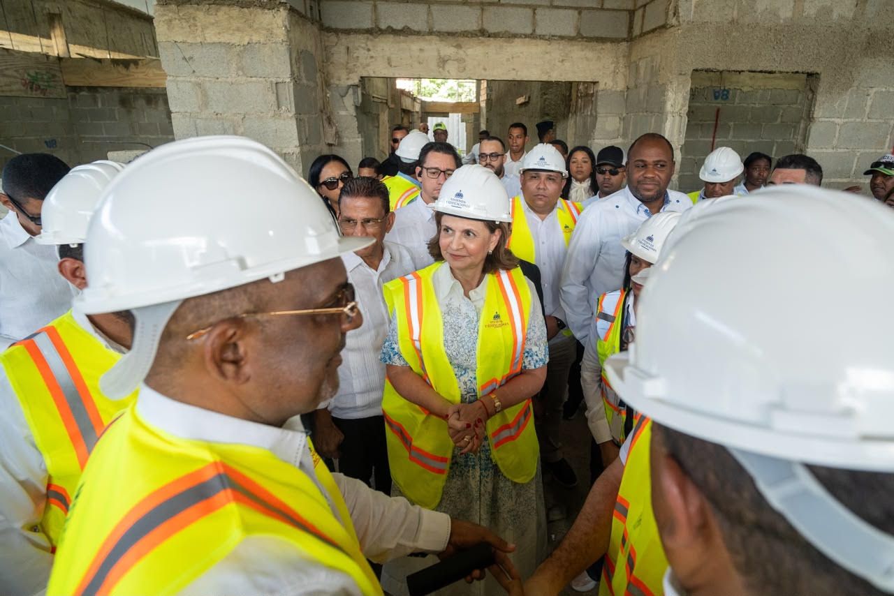*Vicepresidenta Raquel Peña supervisa construcción del Hospital Traumatológico Luis L. Bogaert en Mao*