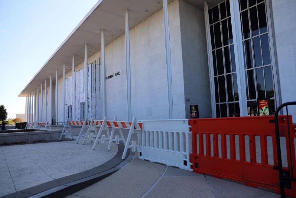 Juez frena cambios en el Centro Kennedy tras abrupto cierre por riesgos estructurales