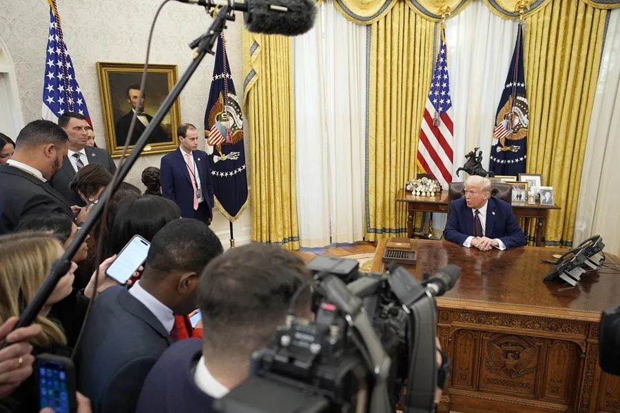 Las principales cadenas de televisión de EE.UU. suspenden la cobertura conjunta de Trump tras el veto a varios medios