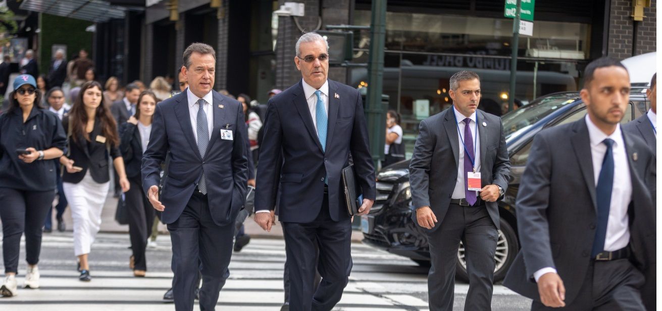 Abinader camina por las calles de Nueva York y conversa con la Unesco sobre avances educativos